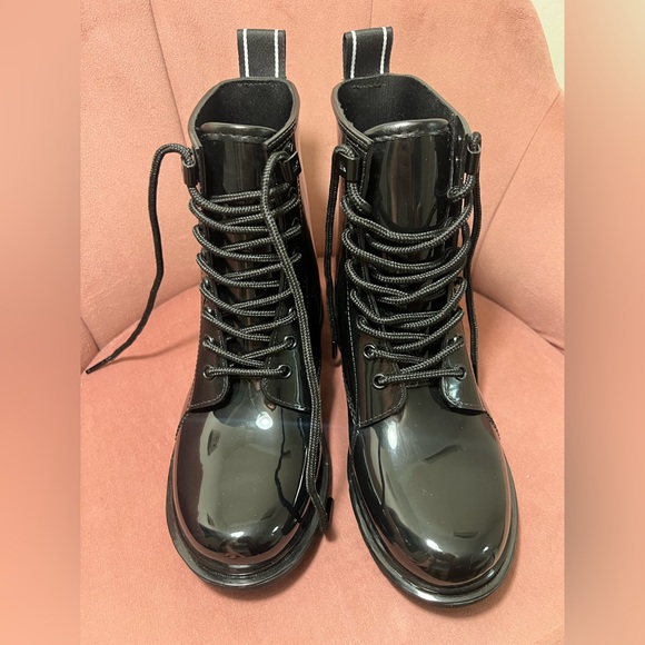 ✨ Michael Kors Black Combat Glossy Boots | New WOT | | Glossy Finish | Size 7 ✨ - Picture 4 of 15